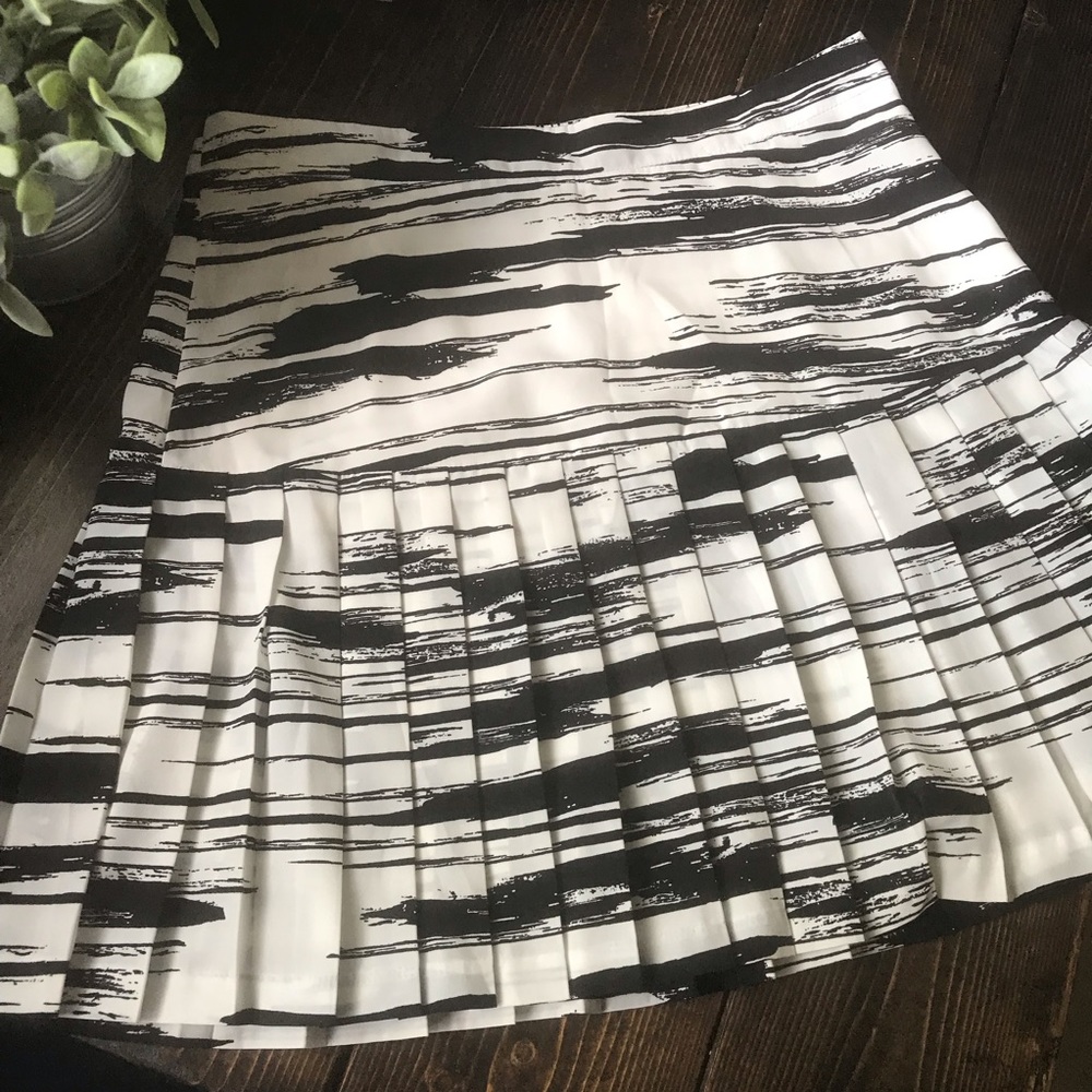 Banana Republic Black and White Pleated Skirt